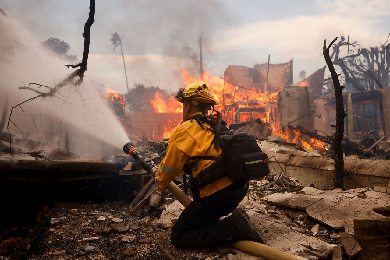 Image for Los Angeles wildfires: At least 10 dead and 100,000 told to flee as alert system fixes underway contribution